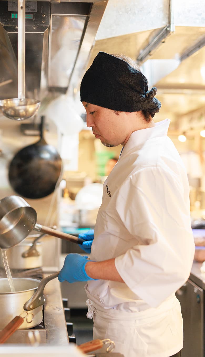 一杯に込める「感動」の哲学を纏う。<br> らぁ麺はやし田が選んだ「おもてなしの白衣」。