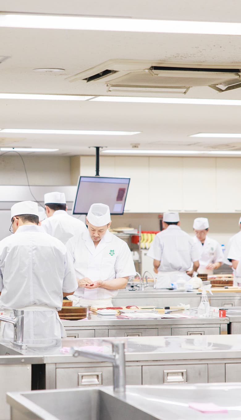 日本、そして世界の食文化を支える「プロフェッショナルな寿司職人養成学校」<br> 伝統をまとう白衣が、「和」を世界へ伝える。