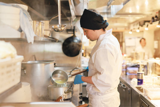 一杯に込める「感動」の哲学を纏う。 らぁ麺はやし田が選んだ「おもてなしの白衣」